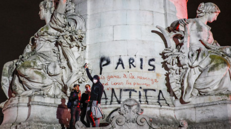 Демонстранти в Париж след победата на Еманюел Макрон на президентските избори.