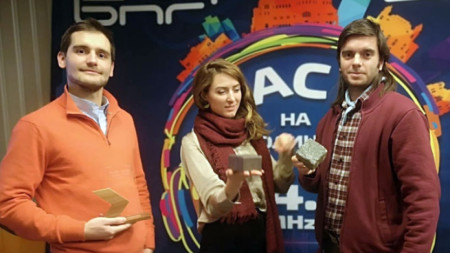 Иван Боров и инж. Александър Николов с Антония Каменичка в студиото на Радио София