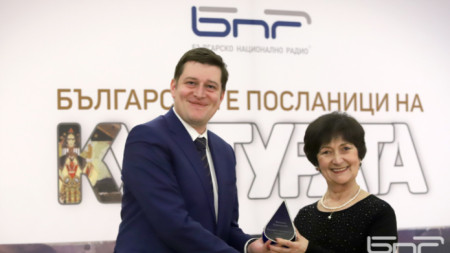 Генералният директор на БНР Милен Митев и диригентката на Детския радиохор Венеция Караманова.