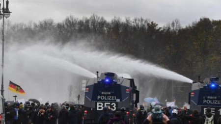 Протест в Берлин срещу закона за противоепидемичните мерки