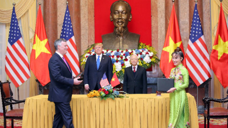 Церемония по подписване на сделка между Boeing и VietJet в присъствието на Доналд Тръмп и на виетнамския президент Нгуен Фу Чонг