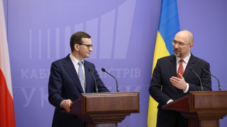 Украинският премиер Шмигал (вдясно) и полският му колега Моравецки дават пресконференция след срещата си в Киев 1 февруари 2022 г. 