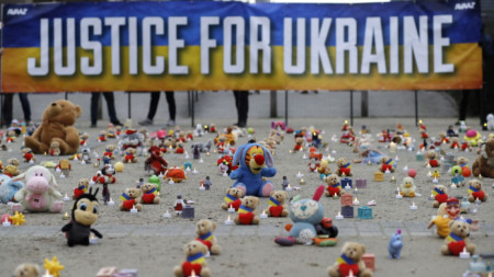 Детски играчки са поставени пред европейските институции в Брюксел с цел да се обърне внимание на твърденията за отвличане на украински деца от Русия, 23 февруари 2023 г.