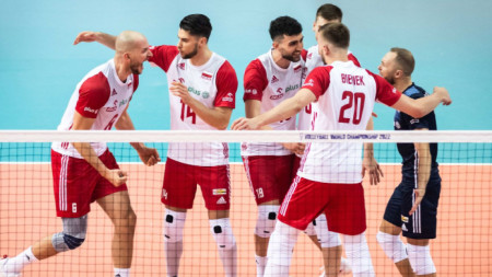 Волейболистите на Полша не оставиха никакви шансове на нашите състезатели и спечелиха с 3:0 гейма