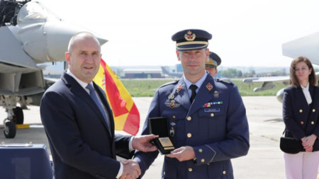 Rumen Radev (iz.) hace entrega de la insignia de honor del presidente de Bulgaria