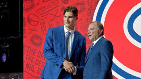 Юрай Слафковски се ръкува с комесионера на НХЛ Гари Бетман.
