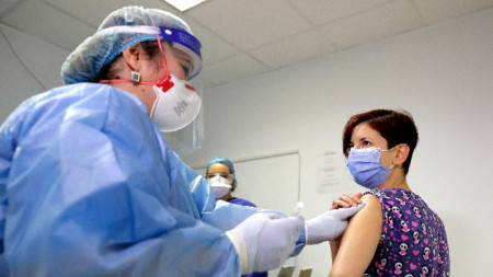 Румънската лекарка Ана Вежа получава ваксина в болница в Букурещ