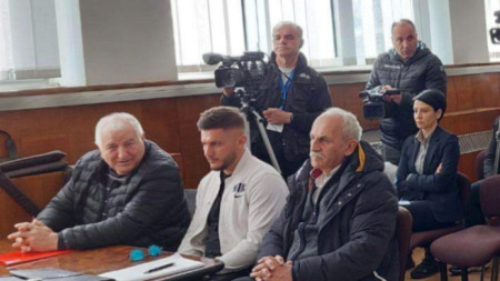 Обвиняемият за побоя над Християн Пендиков- Илия Спасески (в центъра), 28 февруари 2023 г., Охрид, РСМ.