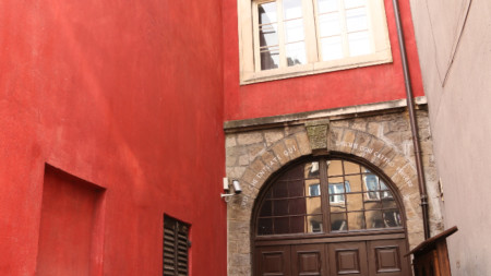 Входът на Червената къща в София