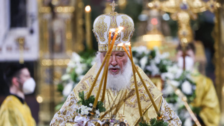 Руският патриарх Кирил ръководи службата в московския храм „Христос Спасител“.