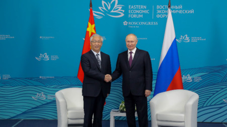 Китайският вицепремиер Чжан Гоцин (вляво) и руският президент Владимир Путин - Владивосток, 12 септември 2023