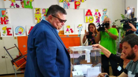 Сотир Цацаров гласува в Пловдив.