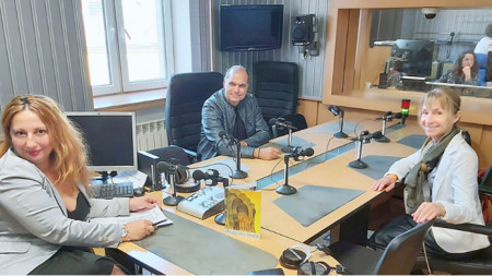 Дарина и Андрей Яневи в студиото на „Семейно радио“ с водещата Мария Мира Христова и звукорежисьора Евелина Кулински
