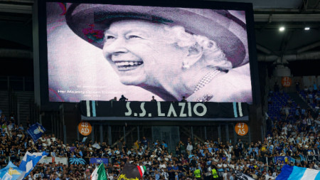 Снощи на много места по света отдадоха почит към кралицата.