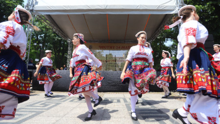 Снимката е илюстративна - изпълнение на фолклорен танц от ученици от столични училища - 24 май 2022 г.