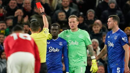 Идриса Гей получава червен картон, след като удари съотборника си Майкъл Кийн (вдясно).