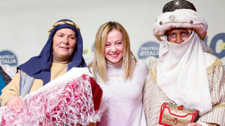 Италианската премиерка Джорджа Мелони позира за снимка насред традиционна сцена за Рождество.