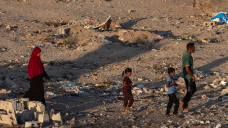 Вътрешно разселени палестинци в импровизиран лагер, построен сред развалините в Хан Юнис, южната част на Ивицата Газа, 3 август 2024 г.