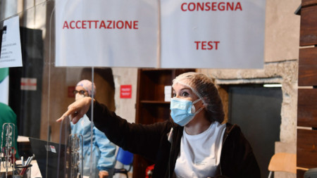 Италиански ученици и преподаватели както и родители протестират в 60