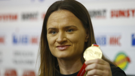 Мария Оряшкова показва златния медал от Нови Сад.