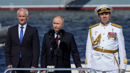 Военният министър Андрей Белоусов, Владимир Путин и главнокомандващият руските ВМС адм. Александър Мойсеев на годишния Военноморски парад в Санкт Петербург, 28 юли 2024 г. 