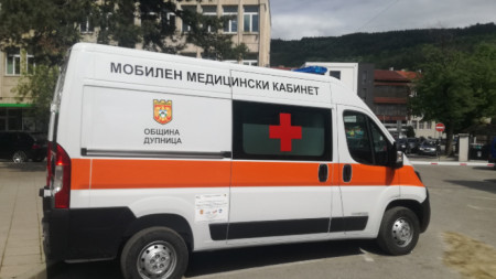Пет години закупената по проект от Община-Дупница нова линейка ще обслужва здравнонеосигурени и хора от уязвими групи.