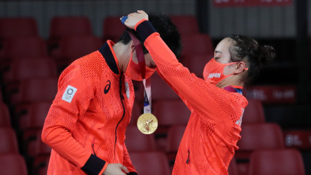 Домакините от Япония продължават да водят по медалите след петия
