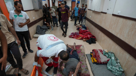 Палестинци, ранени при израелска бомбардировка, са докарани в болница Ал Акса в Дейр ал Балах, Ивицата Газа, 21 май 2024 г.