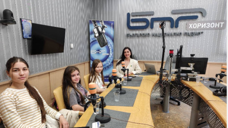 Дария (10 клас), София и Катя  (5 клас) и Елена Волкова от Украинския образователен център и 