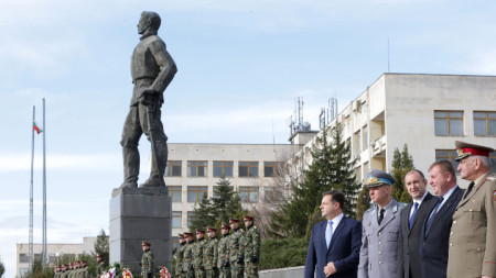 Президентът и вицепремиерът и министър на отбраната Красимир Каракачанов са гости по случай 140 години от откриване на първото военно училище в България.