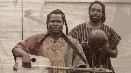 Кралят на музиката за колого (традиционна ганайска китара) Кинг Аишоба от Болгатанга Сити и неговият добър приятел Аюуне Суле от Кумаси.