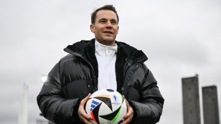 Нойер по време на представянето на топката за Евро 2024.