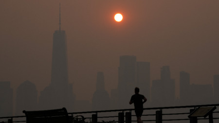 Слънцето, изгряващо сред димната мъгла над Манхатън, 8 юни 2023 г.