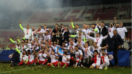 Футболистите на Войводина ликуват с Купата на Сърбия, спечелена в Ниш.