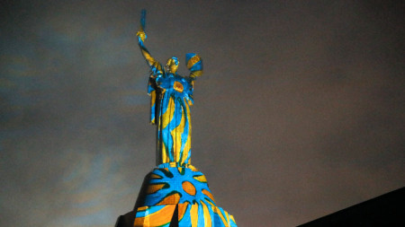 Монументът Родина-Майка в Киев бе осветен за Коледа от швейцарски визуален артист.