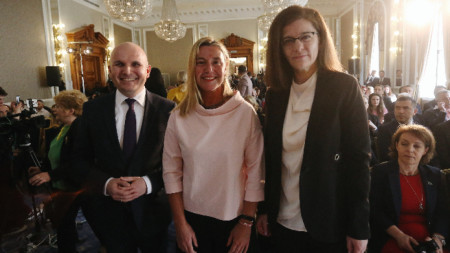 Илхан Кючюк с бившия върховен представител за външната политика на ЕС Федерика Могерини и външната министърка Теодора Генчовска на форума.