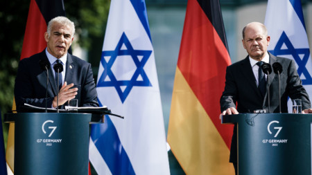 Министър-председателят на Израел Яир Лапид (вляво) и канцлерът на Германия Олаф Шолц - Берлин, 12 септември 2022