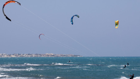 Кайт сърфисти се наслаждават на силните ветрове в залива Мазотос в Ларнака, Кипър, архив.