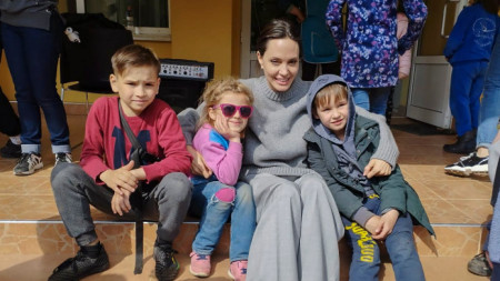 Анджелина Джоли с украински деца в Лвов, Западна Украйна - 30 април 2022