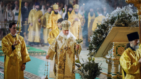 Патриархът на Москва и цяла Русия Кирил по време на коледната служба в храма 