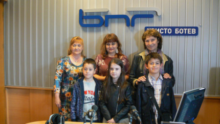 Емил Величков, Катрин Филипова, Александър Донков,  Даниела Иванова, Даниела Цанкова и Лилия Старева (отдясно наляво)