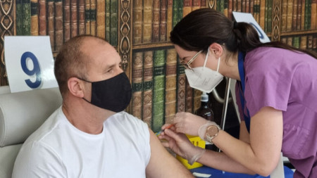 Президентът Румен Радев си е сложил подсилваща доза ваксина Това