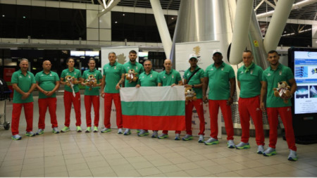 Les boxeurs bulgares avant d'embarquer pour Paris
