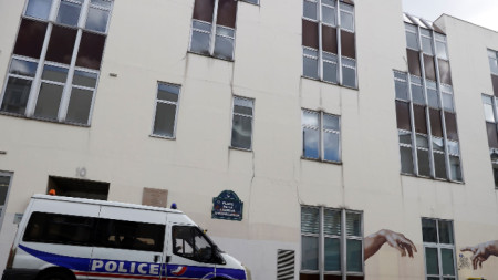 Полиция охранява бившата сграда на списание 