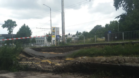 Велоалея и подпорна стена рухнаха на паркинг във Варна.
