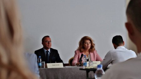 Вицепрезидентът Илияна Йотова по време на дискусиите