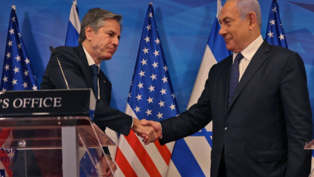 Антъни Блинкън и Бенямин Нетаняху се ръкуват на съвместната им пресконференция в Ерусалим.