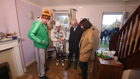 Лидерът на опозицията Джереми Корбин посети засегнато от наводненията семейство.