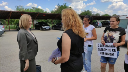 Надежда Йорданова разговаря с надзиратели от женския затвор в Сливен