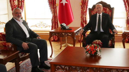 Реджеп Ердоган и Исмаил Хания (вляво) в двореца „Долмабахче“.